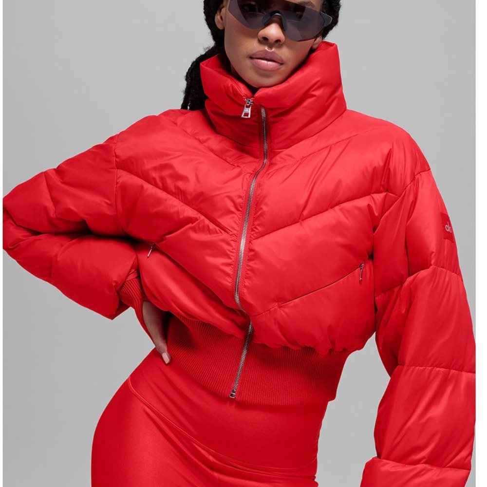 Alo Yogo Red puffer . Alo is the Favorite look
2026 ! Trending Neowwwww
